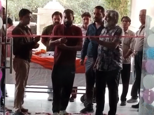 चूरू मेडिकल कॉलेज में भावुक माहौल के बीच गेट पर फीता काटकर देह को कॉलेज में प्रवेश दिया गया।