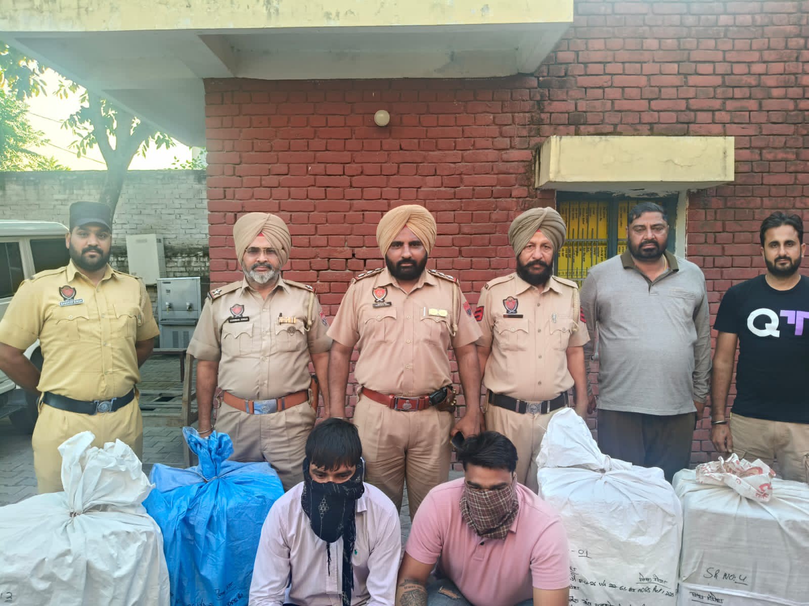 Moga Drug Smugglers Arrested 40 000 Capsules 100 Tablets Seized moga-drug-smugglers-arrested-40-000-capsules-100-tablets-seized