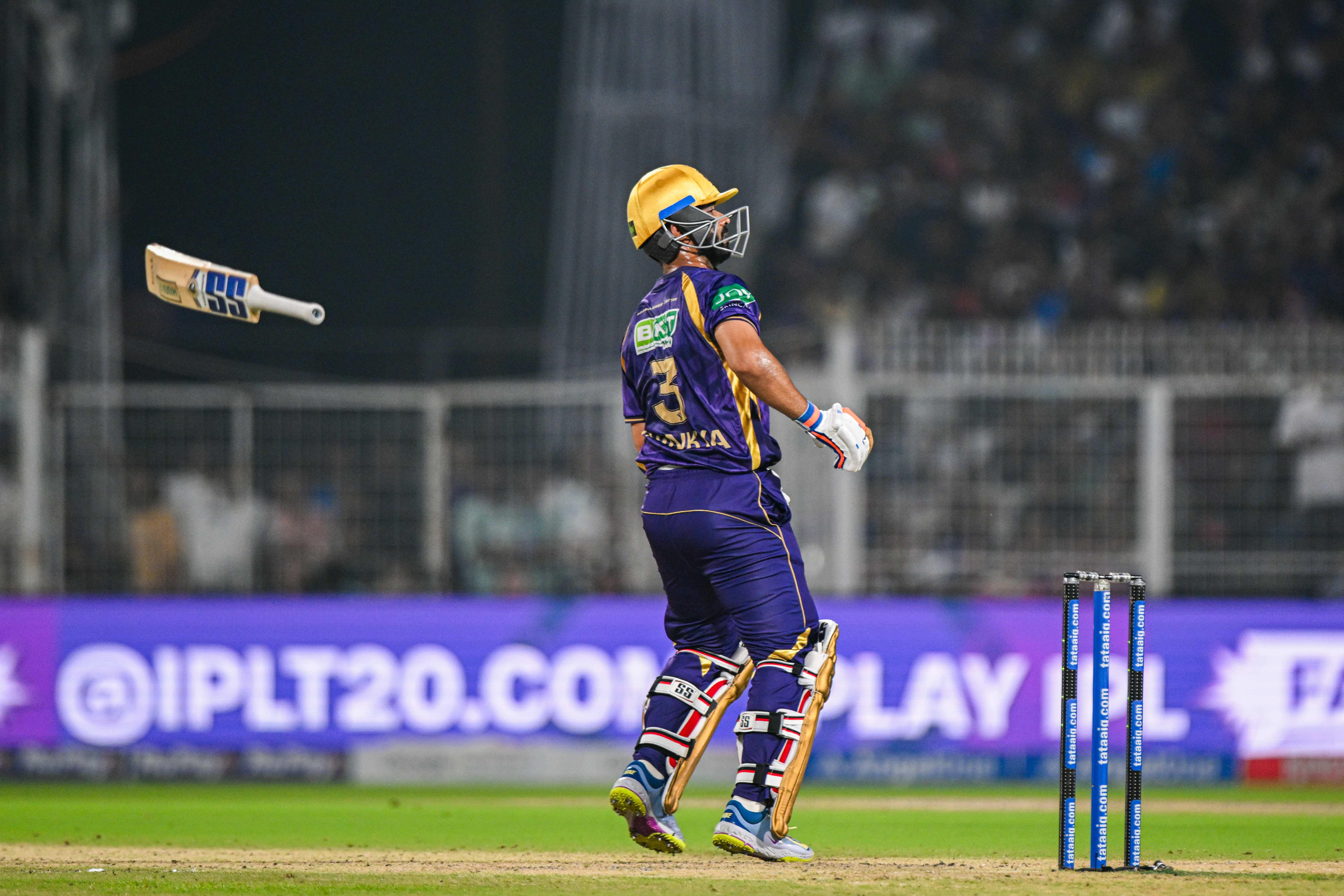 अजिंक्य रहाणे के ऑफ साइड में शॉट खेलते समय उनका बैट छूट गया।