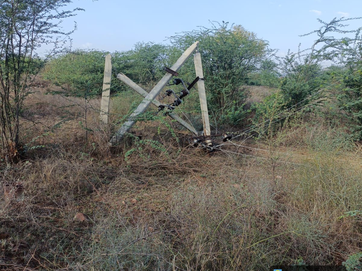 बिजली का पोल टूटकर गिर गया।