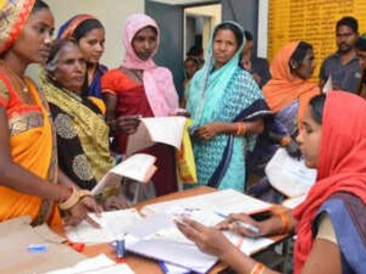 ई-केवाईसी कराने आंगनबाड़ी पहुंच रही है महिलाऐं