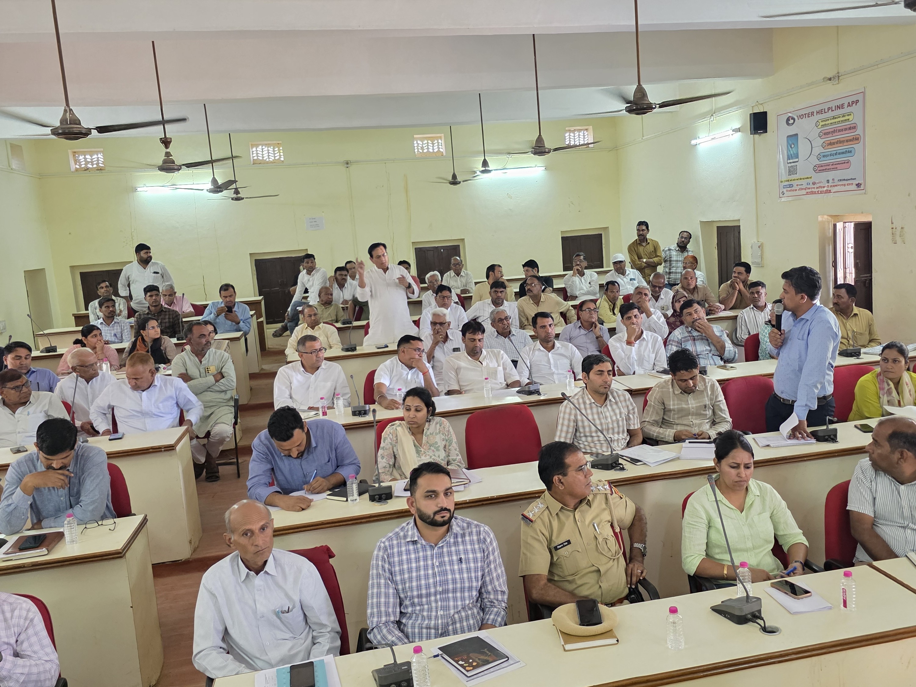 जनसुनवाई की शुरुआत में ही भाजपा नेता भागीरथ गोदारा ने बिड़ोदी गांव से जुड़ी समस्या दर्ज कराया। इस पर विधायक गोविंद सिंह डोटासरा के जवाब पर कुछ देर तक गहमागहमी का माहौल बन गया।