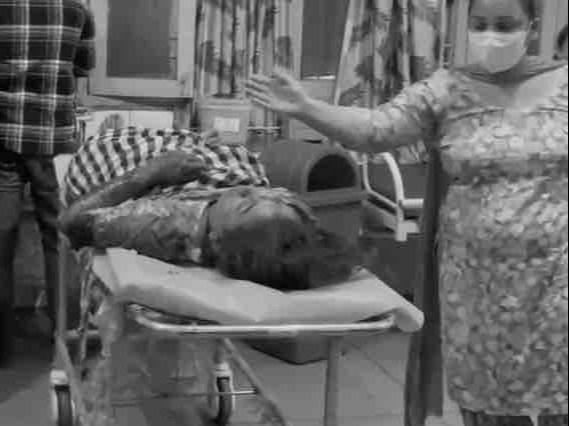 अस्पताल पहुंची घायल महिला यात्री।