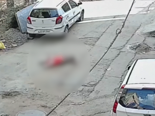 हादसे के बाद घायल महिला को संभालने जाते पड़ोसी।