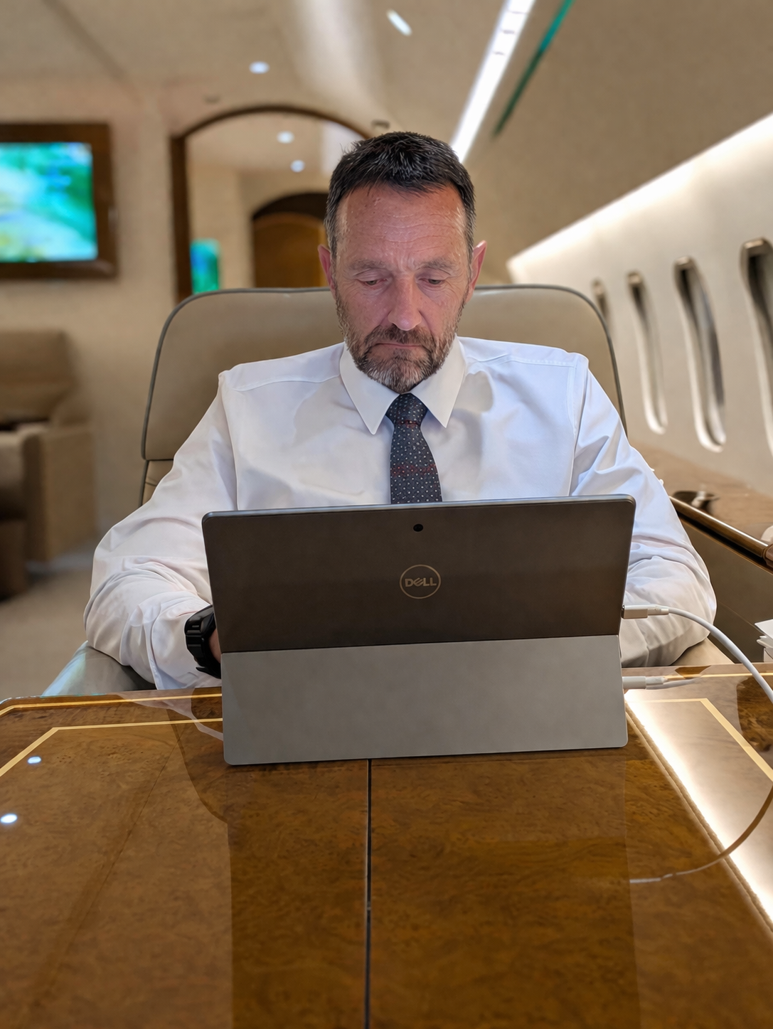 लीक तस्वीर में हलेवी प्लेन के अंदर लैपटॉप पर कुछ काम कर रहे हैं।