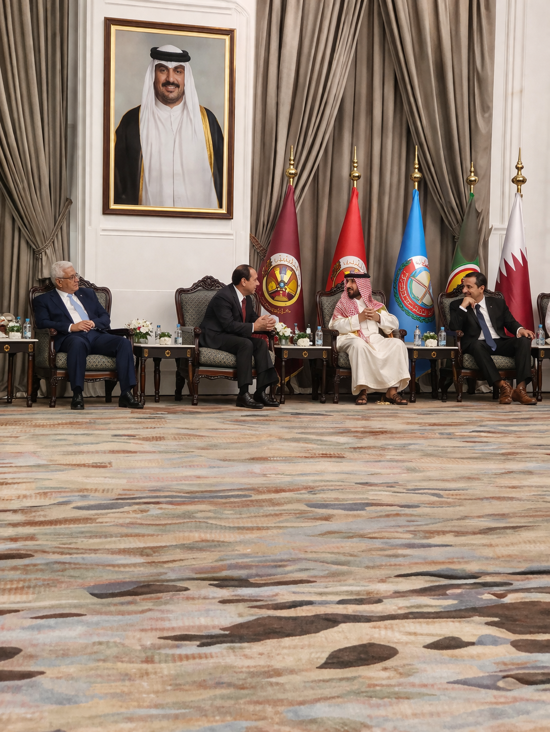 हर्जी हलेवी खाड़ी देश के नेताओं के साथ मीटिंग करते हुए।