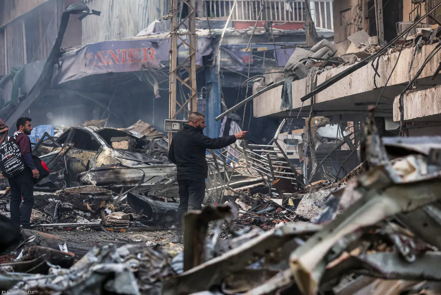 लेबनान की राजधानी बेरूत के अल-मजरा इलाके में गुरुवार को इजराइल ने एयरस्ट्राइक की।