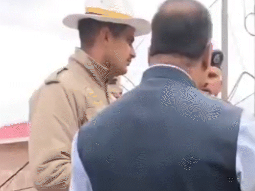 शिमला में पुलिस के रोके जाने के बाद बहस करते हुए कांग्रेस नेता।