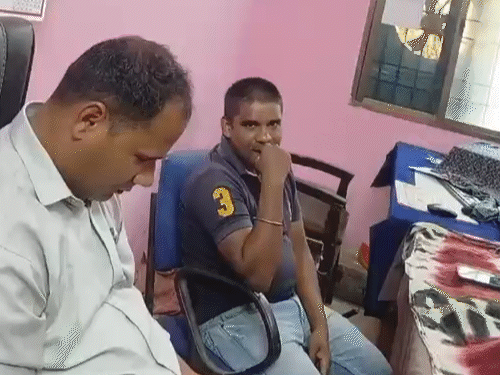 शर्ट में बैठा शख्स एएसआई रोहित खूंटे है।