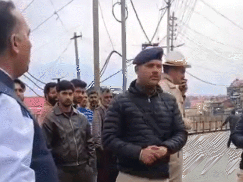 कार्ट रोड पर पुलिस के रोकने के बाद बहस करते हुए कांग्रेस नेता युद्धवीर सिंह बैंस।