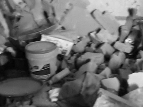 धमाके के बाद घर की दीवारें ढहीं।