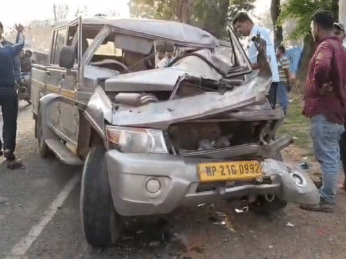 महिलाओं को टक्कर मारने के बाद बोलेरो यात्री बस से टकराई।