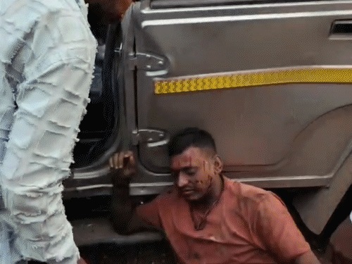 बोलेरो का हेल्पर घायल है, जिसे अस्पताल में भर्ती किया गया है।