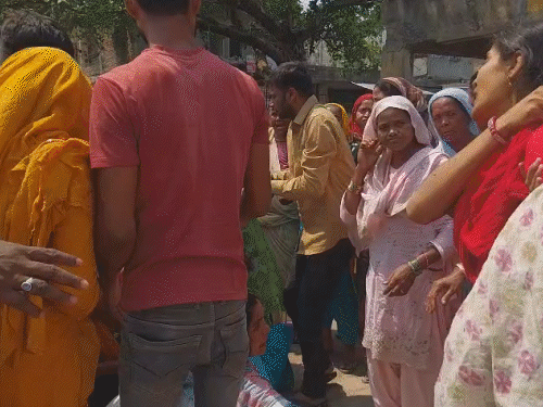 बीच सड़क वारदात के बाद आसपास के लोग इकट्ठा हो गए।