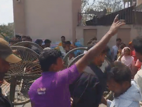 गुस्साए लोगों ने बाजार में तोड़फोड़ की।