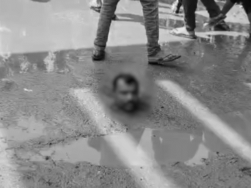 हत्या के बाद आरोपी ने सिर को बीच सड़क रख दिया।