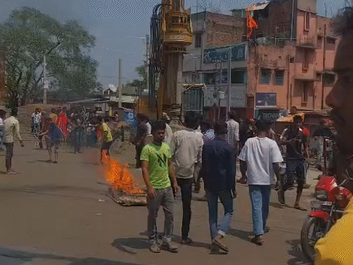 घटना के बाद भीड़ ने सड़क पर आगजनी की।