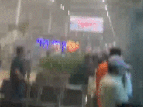 आग से टर्मिनल-1 का सीटिंग एरिया पूरा धुएं से भर गया।