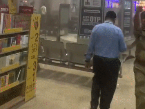 आग को कुछ ही देर में बुझा लिया गया, लेकिन तब तक पूरे एरिया में धुआं फैल गया।