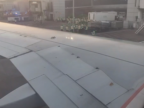 आग से थोड़ी दूरी पर ही एक फ्लाइट खड़ी थी। दूर तक धुआं उठता हुआ दिखा।