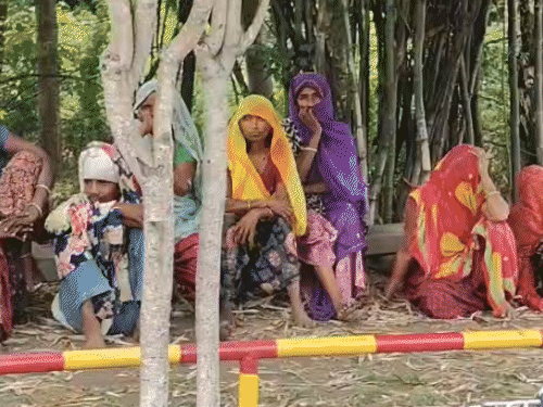 तस्वीर थर्मल पावर के बाहर की है। घर की महिलाएं बाहर बैठकर रोने लगी। मोहन पीछे 3 बेटियां और 1 गर्भवती पत्नी छोड़ गया है।