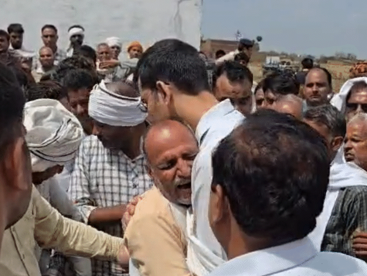 कलेक्टर लोकेश कुमार जांगिड़, एसपी समीर सौरभ और डीएफओ हरिश्चंद्र बघेल हरकेश के गांव पहुंचे। यहां उनके पिता कलेक्टर से लिपटकर रो पड़े।