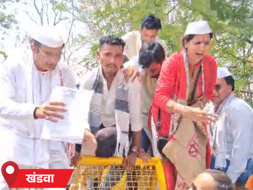 कार्यकर्ता बैरिकेडिंग तोड़कर कलेक्ट्रेट परिसर में पहुंचे।