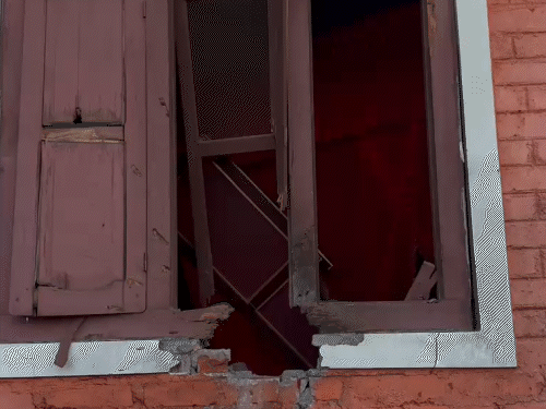 इसी कमरे में बिनाता अपने दोनों बच्चों के साथ सो रही थी।