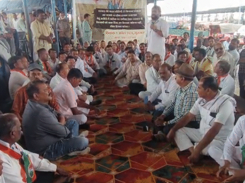 रतलाम में कांग्रेस कृषि उपज मंडी में धरना दिया।