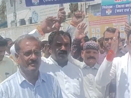 भोपाल में कांग्रेस के कार्यकर्ताओं ने नारेबाजी की।