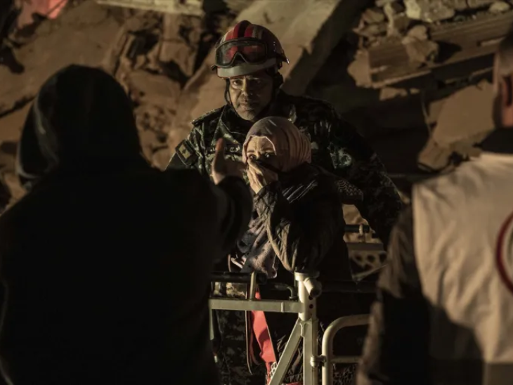 लेबनान के राहतकर्मियों ने इजराइली हमलों के बाद तबाह इमारतों के मलबे से एक महिला का रेस्क्यू किया।