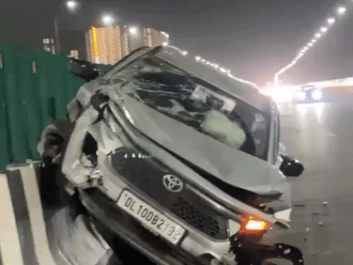 गुरुग्राम में द्वारका एक्सप्रेस के डिवाइडर पर चढ़ी टोयोटा कार।