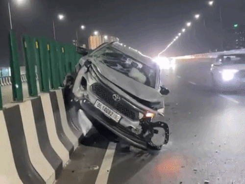 गुरुग्राम में द्वारका एक्सप्रेस के डिवाइडर पर चढ़ी टोयोटा कार। - Dainik Bhaskar