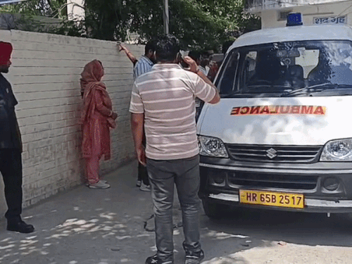 कुरुक्षेत्र के अस्पताल में शव लेकर पहुंची एम्बुलेंस।