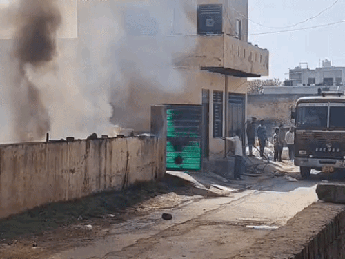 फायर ब्रिगेड की दो गाड़ियां मौके पर पहुंचकर कड़ी मशक्कत के बाद आग पर काबू पाया।