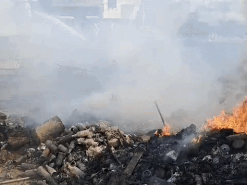 सामान में लगी आग।