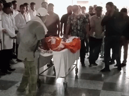 चूरू मेडिकल कॉलेज परिसर में मेडिकल छात्रों ने फूलों की वर्षा कर पार्थिव देह का स्वागत किया।