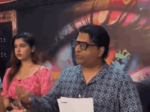 संतोष कुमार ने स्टूडेंट्स, बिंदास गूगली और कैंपस क्रांति जैसी फिल्मों को डायरेक्ट किया है।