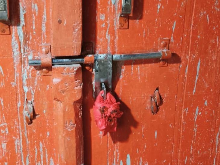 पुलिस ने आरोपी के घर को सील कर दिया है।