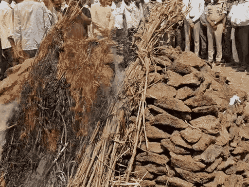 जनकपुर गांव में परिजन और रिश्तेदारों ने वन रक्षक हरकेश गुर्जर का अंतिम संस्कार किया।