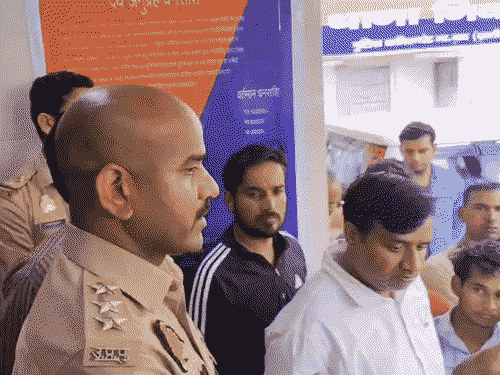 पुलिस ने हंगामा कर रहे गांव वालों को समझाया