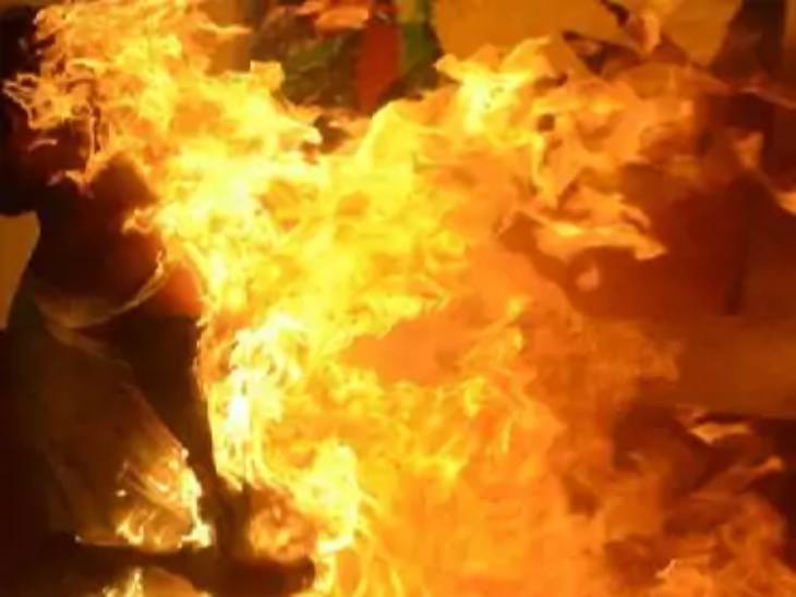 कैरेक्टर पर शक के चलते पति ने पत्नी पर केरोसीन डालकर उसे जिंदा जला दिया। फाइल फोटो।