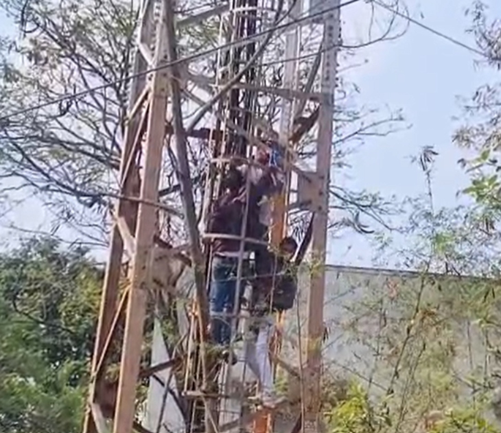 ड्राइवर विष्णु को नीचे उतारे हुए उसके साथी।