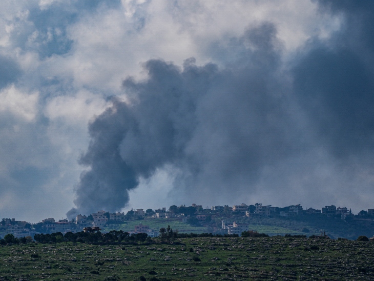 दक्षिणी लेबनान के बिंत जुबैल इलाके में गुरुवार को इजराइल के हमले के बाद उठता धुआं।