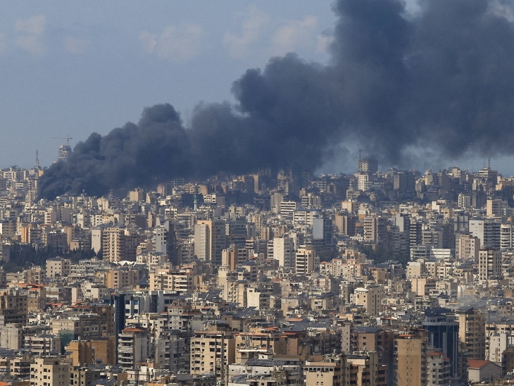 लेबनान में बाबदा इलाके में गुरुवार को इजरइली हमले के बाद धुआं उठता हुआ।