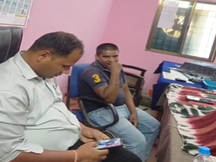 एएसआई अपने मोबाइल पर महिला की तस्वीर जूम करके देख रहा था।