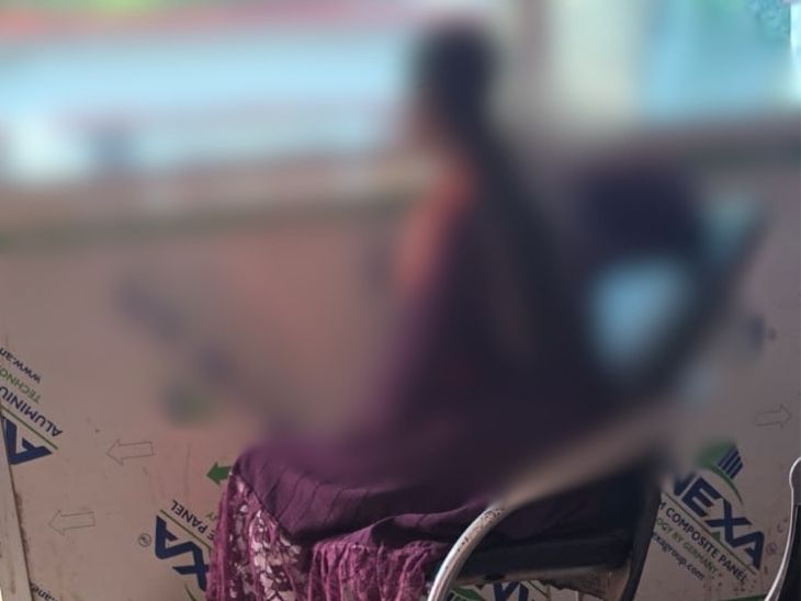 9वीं की छात्रा अपने साथ हुई घटना बताते-बताते रो पड़ी।