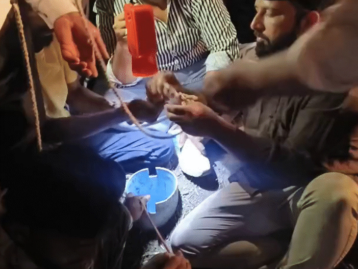 NDRF और SDRF की संयुक्त टीम रात से ही भागीरथ के रेस्क्यू में जुटी है।