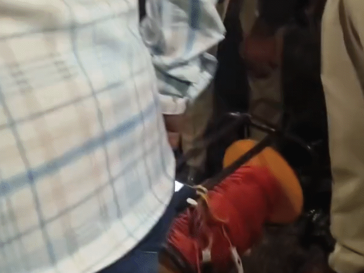 रेस्क्यू टीम बच्चे को बचाने में जुटी है। कैमरे से निगरानी की जा रही है।