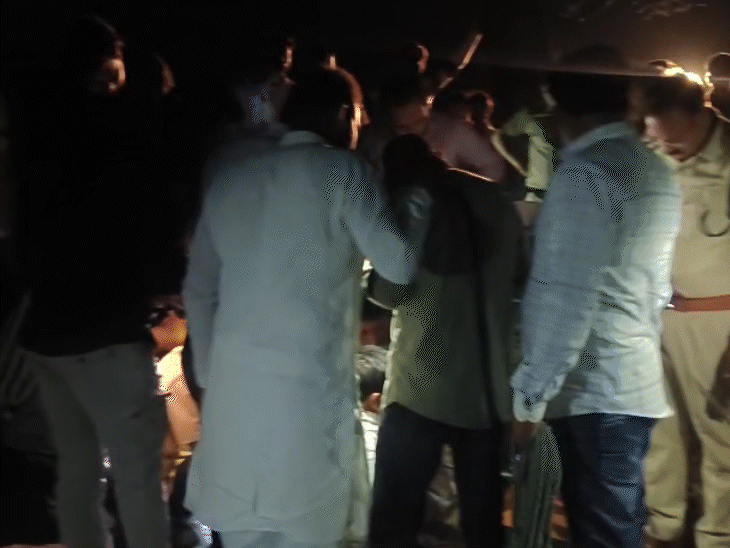 घटना की जानकारी लगते ही वहां भीड़ लग गई। रेस्क्यू टीम को बुलाया गया।